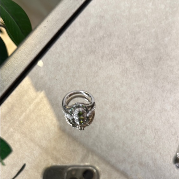 Elegant Silver and Green Gemstone Ring - Picture 5 of 6